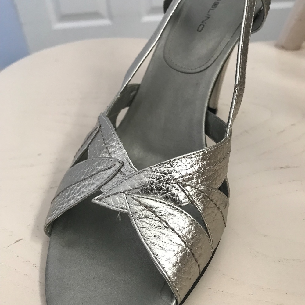 Bandolino | Silver Metallic Heels - Picture 3 of 8